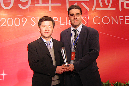 Qiang Chen, Head of Sales Brose South China (left) and Marc Bourgeois, General Manager of Brose Wuhan picked up the "Special Contribution Award" at the supplier conference held by Dongfeng Peugeot Citroen Automobile Company Ltd. on the behalf of all the employees at the Brose plant in Wuhan.